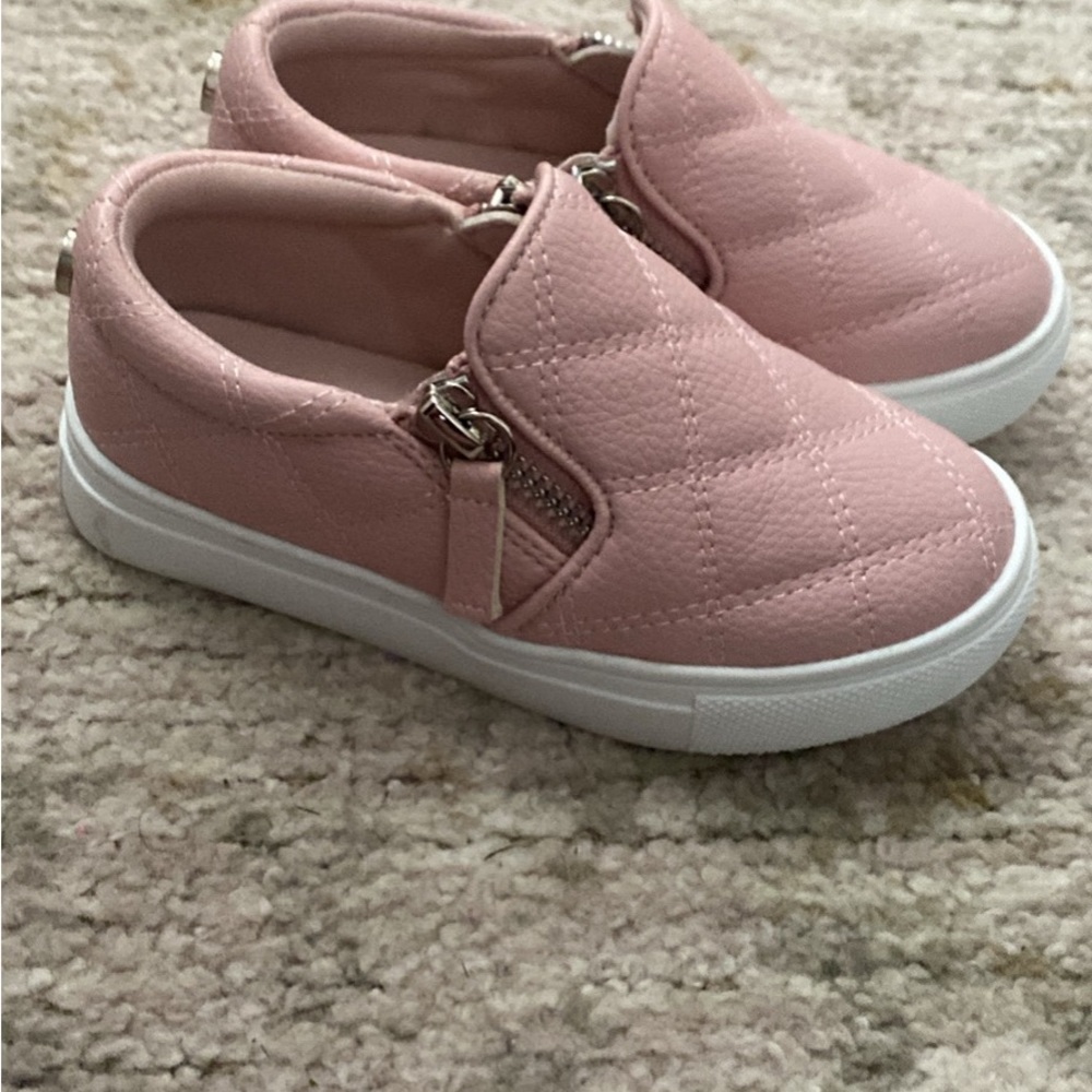 Steve Madden - Picture 2 of 4
